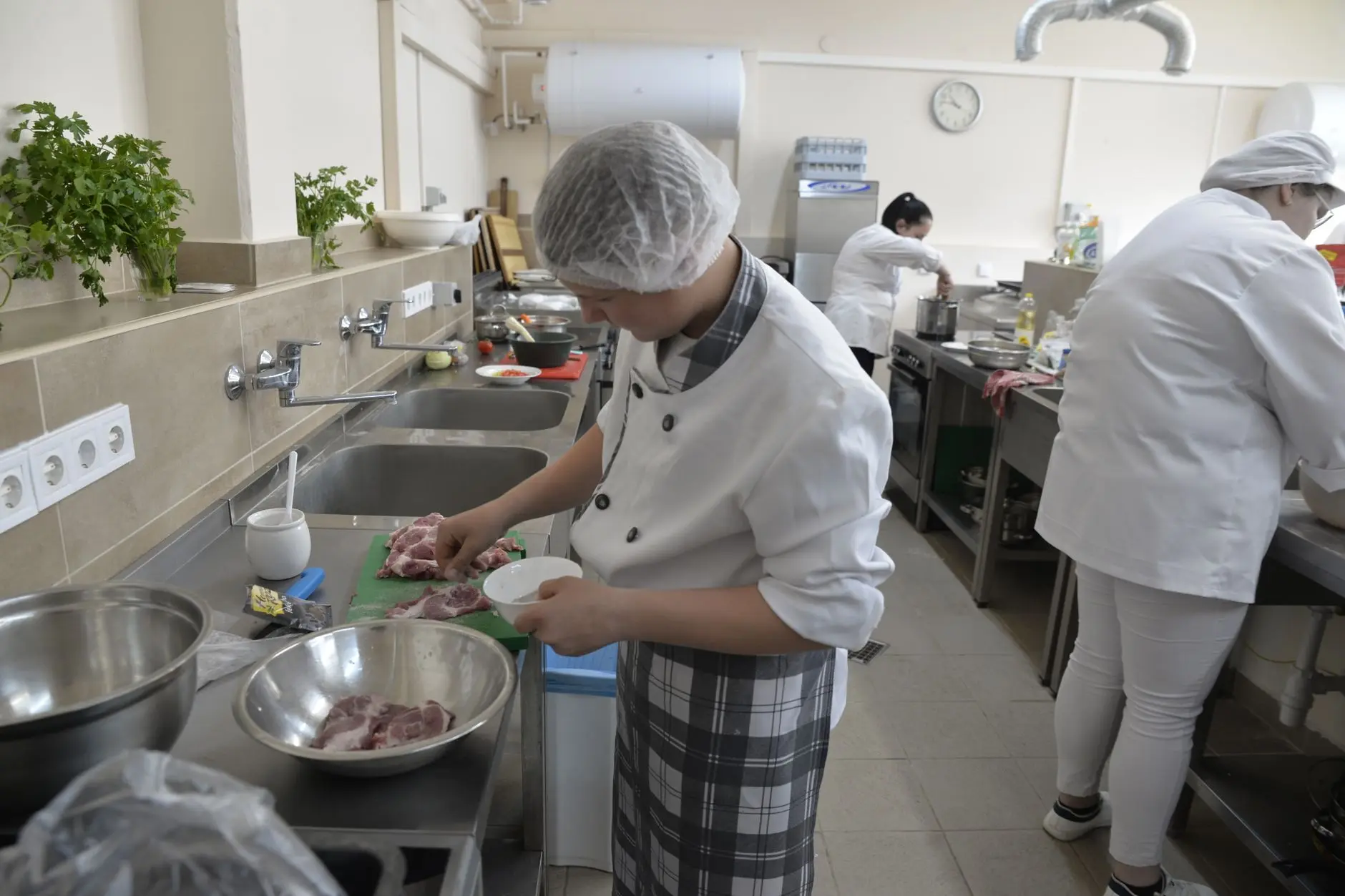 从厨师外派到管理输出:餐饮人才服务模式转型观察正文配图 1